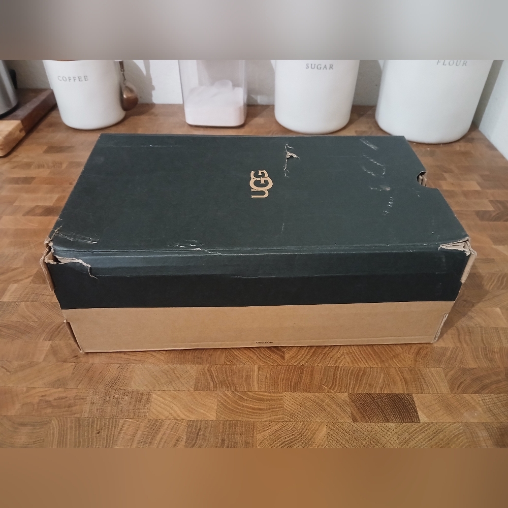 🆕️ UGG Slippers - Picture 9 of 9